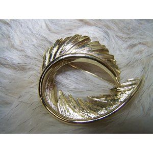 Vintage Lisner Leaf Pin Brooch Circle Brushed Gold Tone